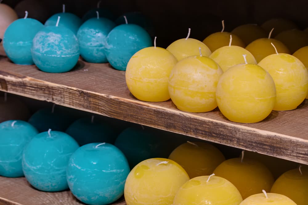 Las velas amarillas son la opción perfecta para rituales o hechizos que buscan mejorar tus finanzas, tus ingresos, tener mejor suerte en tu trabajo, avanzar tu carrera, cumplir tus ambiciones y metas laborales o financieras.