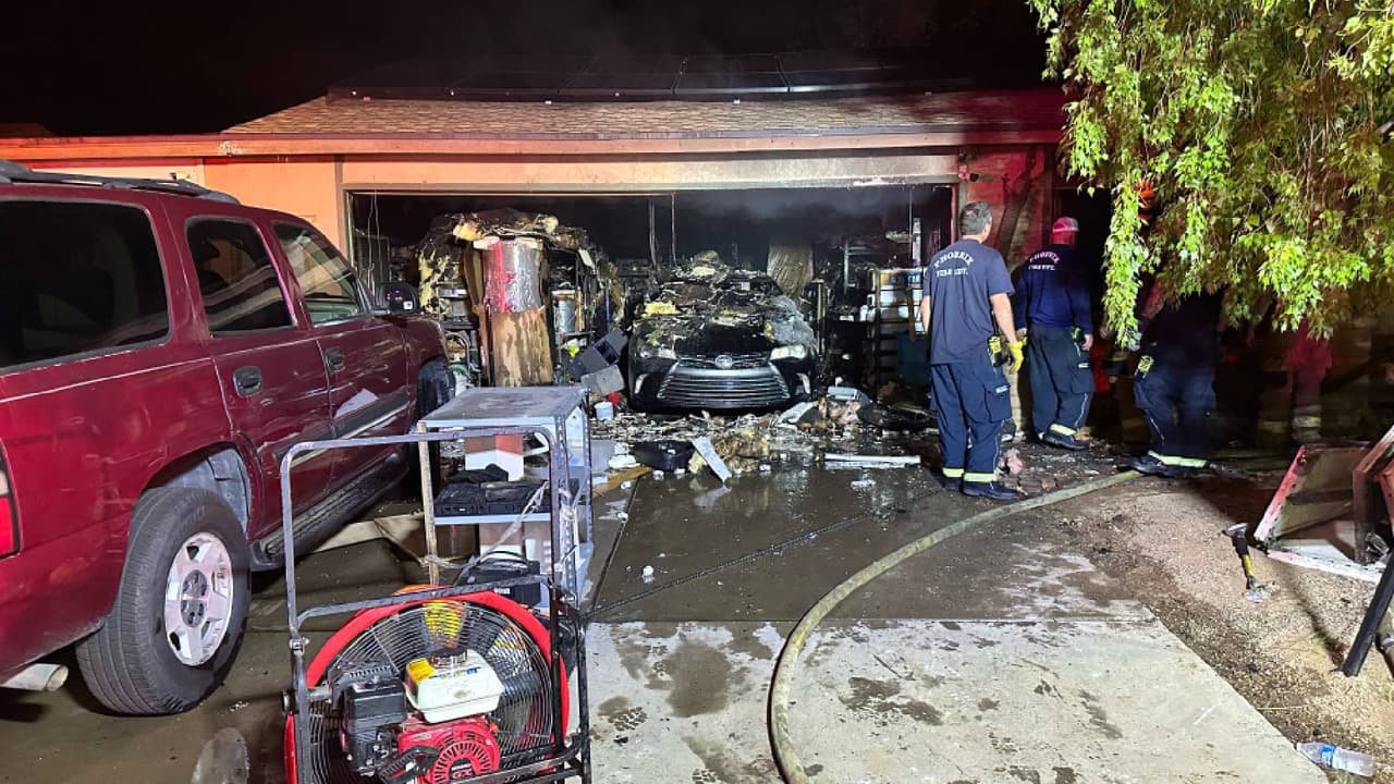 Un total de 3 personas, junto con varias mascotas, fueron desplazadas la noche del 12 de abril de una casa en el área de 7th Ave y Union Hills.