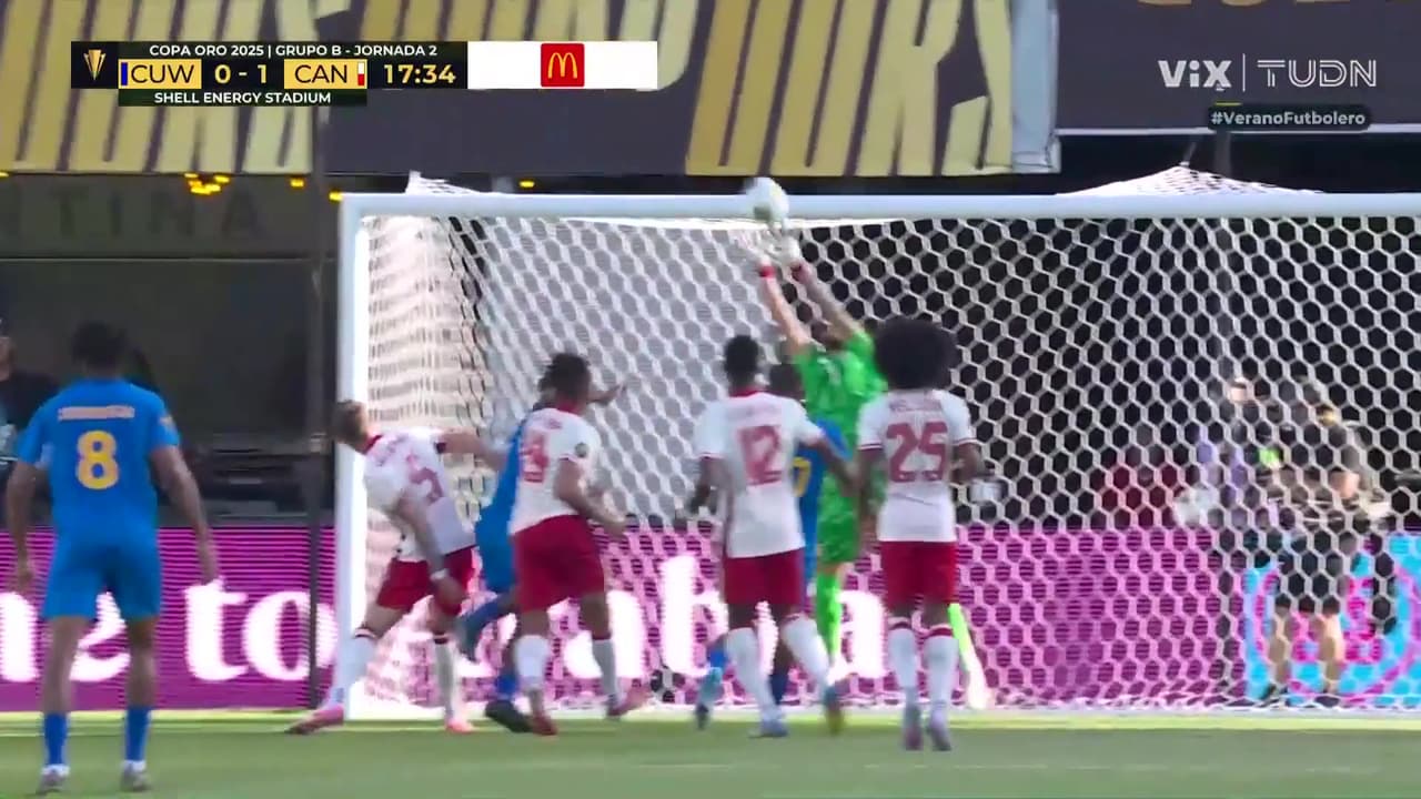 ¡Curazao busca el empate! Bacuna mete cabezazo que St. Clair rechaza en su arco