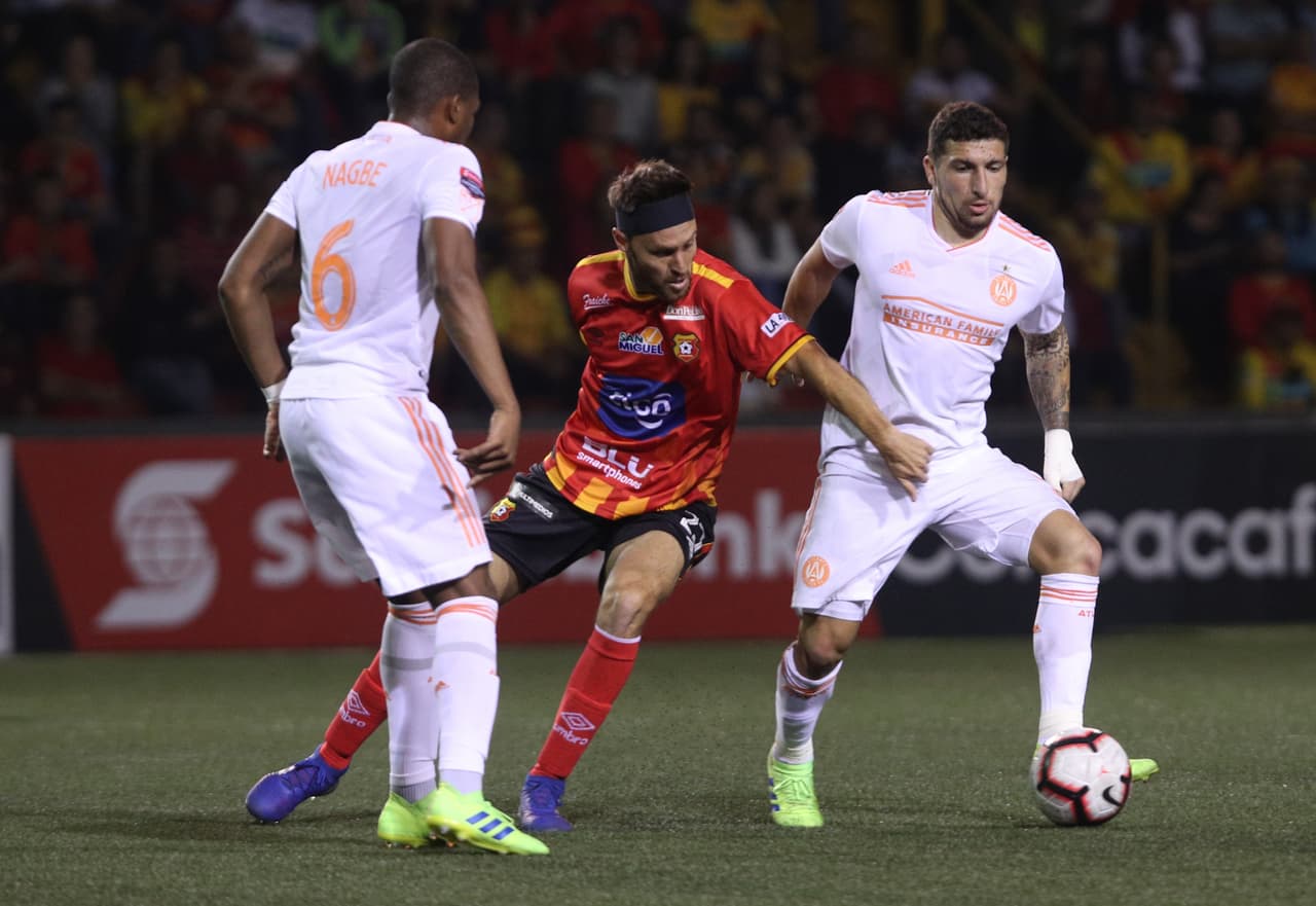 Y cuando menos parecía que iban a cambiar las cosas, el Atlanta United se acercó en el marcador, a los 41 minutos, gracias a un tiro desde afuera del área de Julian Gressel que fue desviado y le cambió la trayectoria al balón para poner el 2-1.