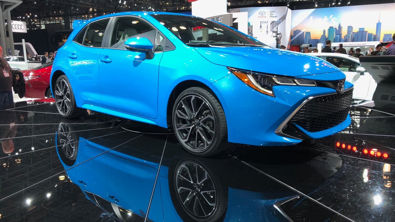 <h3 class="cms-h3-H3">Bueno: Toyota Corolla Hatchback 2019</h3>
<br>
<br>Toyota añadió una tímida dosis de versatilidad cuando se vió obligada a recibir en su línea al Scion iM después de la desaparición de aquella marca. Si bien el modelo, que fue rebautizado como Toyota Corolla iM, no estableció records de venta si fue lo suficientemente bien recibido para garantizar una segunda generación, ahora llamada simplemente 
<b><a href="https://www.univision.com/noticias/autos/el-toyota-corolla-ofrece-ahora-una-version-hatchback-new-york-auto-show-video" target="_blank">Toyota Corolla Hatchback</a></b>, la cual debutó en el Auto Show de Nueva York. La recepción entre los miembros de la prensa fue positiva y unánime, siendo uno de sus aspectos más positivos la existencia de una versión con transmisión manual. Algo que últimamente parece una opción que, al igual que las station wagon, solo interesa a los periodistas automotrices.
