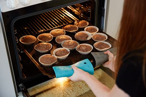 Evite encender electrodomésticos grandes como un horno o una lavadora durante las horas más calurosas del día. Los microondas o las ollas de cocción lenta producen menos calor.