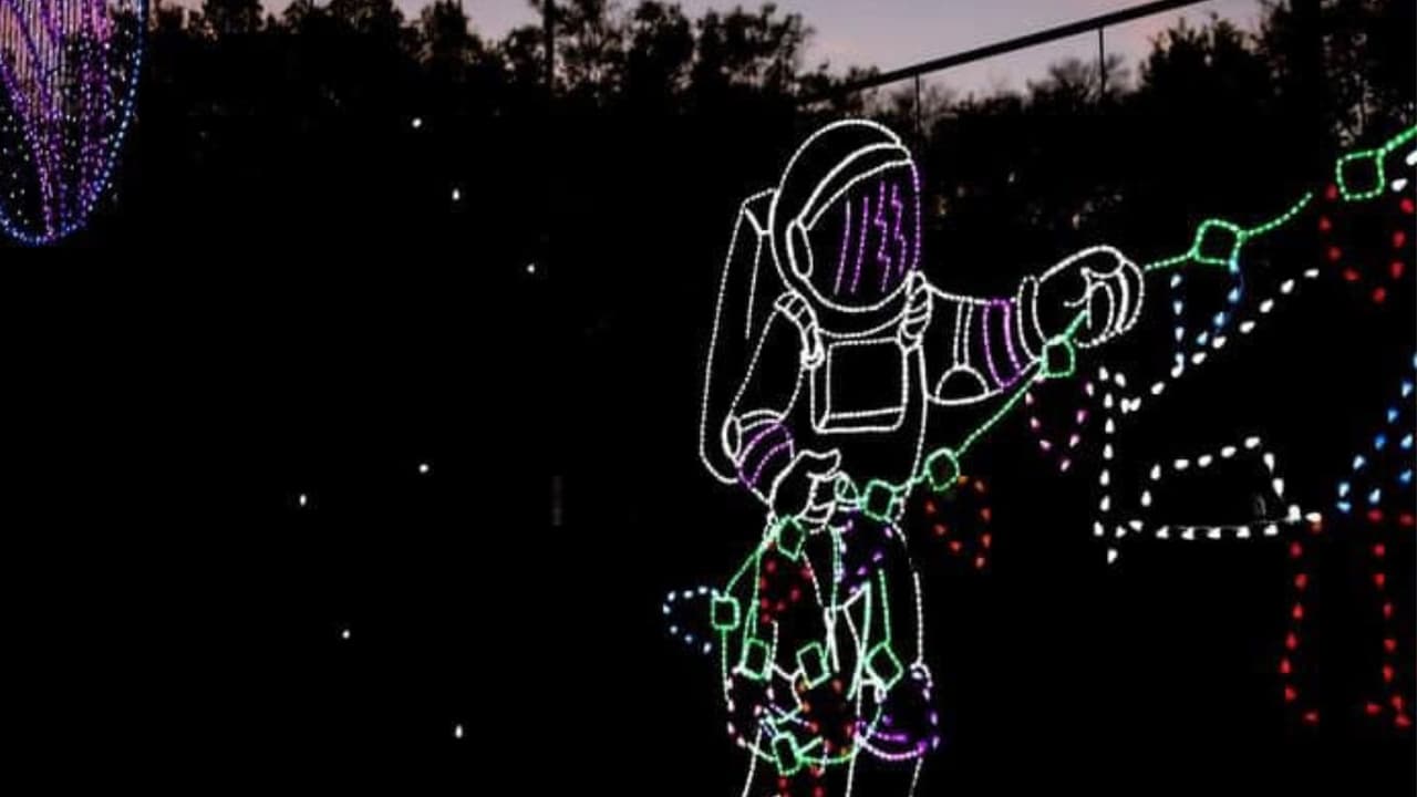 <h3 class="cms-H3-H3">PRAIRIE LIGHTS</h3>
<br>Puedes recorrer en tu auto las millones de luces navideñas, así como disfrutar de la villa de navidad y tomarte fotografías con Santa. Hay un enorme túnel de luces que pues atravesar en tu auto. 
<br>
<b>¿Cúando?</b> Del 24 de noviembre al 31 de diciembre
<br>
<b>¿Dónde?</b> 
<a href="https://www.google.com/maps/place/Prairie+Lights/@32.6359347,-97.0442754,15z/data=!4m2!3m1!1s0x0:0x21c3dc4299df711c?sa=X&ved=2ahUKEwjDw9KHzLP7AhXNSzABHff4C_0Q_BJ6BAg6EAg" target="_blank">5610 Lake Ridge Pkwy</a>, Grand Prairie
<br>
<b>Precios de los tickets para Prairie Lights:</b> Los precios van de los 50 dólares por auto y hasta 159 por limo y 
<a href="https://prairielights.org/tickets/" target="_blank">aquí para comprar las entradas</a>.