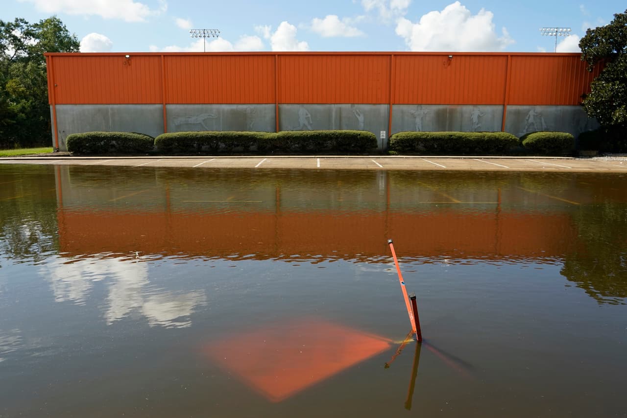El agua de la inundación del río Pearl cubrió el estacionamiento en el Complejo de Baloncesto y Atletismo de Mississippi en Westbrook Road en el noreste de Jackson, Mississippi.