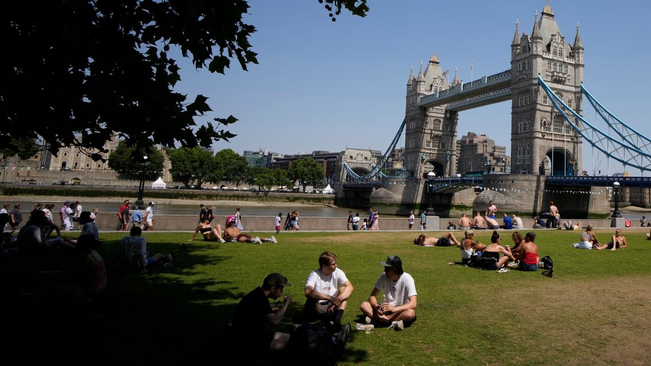 El clima inusualmente cálido y seco se ha apoderado de grandes franjas de Europa desde la semana pasada, provocando incendios forestales desde Portugal hasta los Balcanes. La ola de calor también ha causado cientos de muertes. Este martes, Gran Bretaña rompió su récord de temperatura más alta jamás registrada: 104 grados Fahrenheit. 
<b><a target="_blank" href="https://vix.com/es-es/canales/channel-callsign-frequancy-news-24-7?utm_medium=internal_referral&utm_source=univision&utm_campaign=evergreen&utm_content=ed_news&utm_term=video">Puedes ver en ViX más noticias gratis</a></b>.
