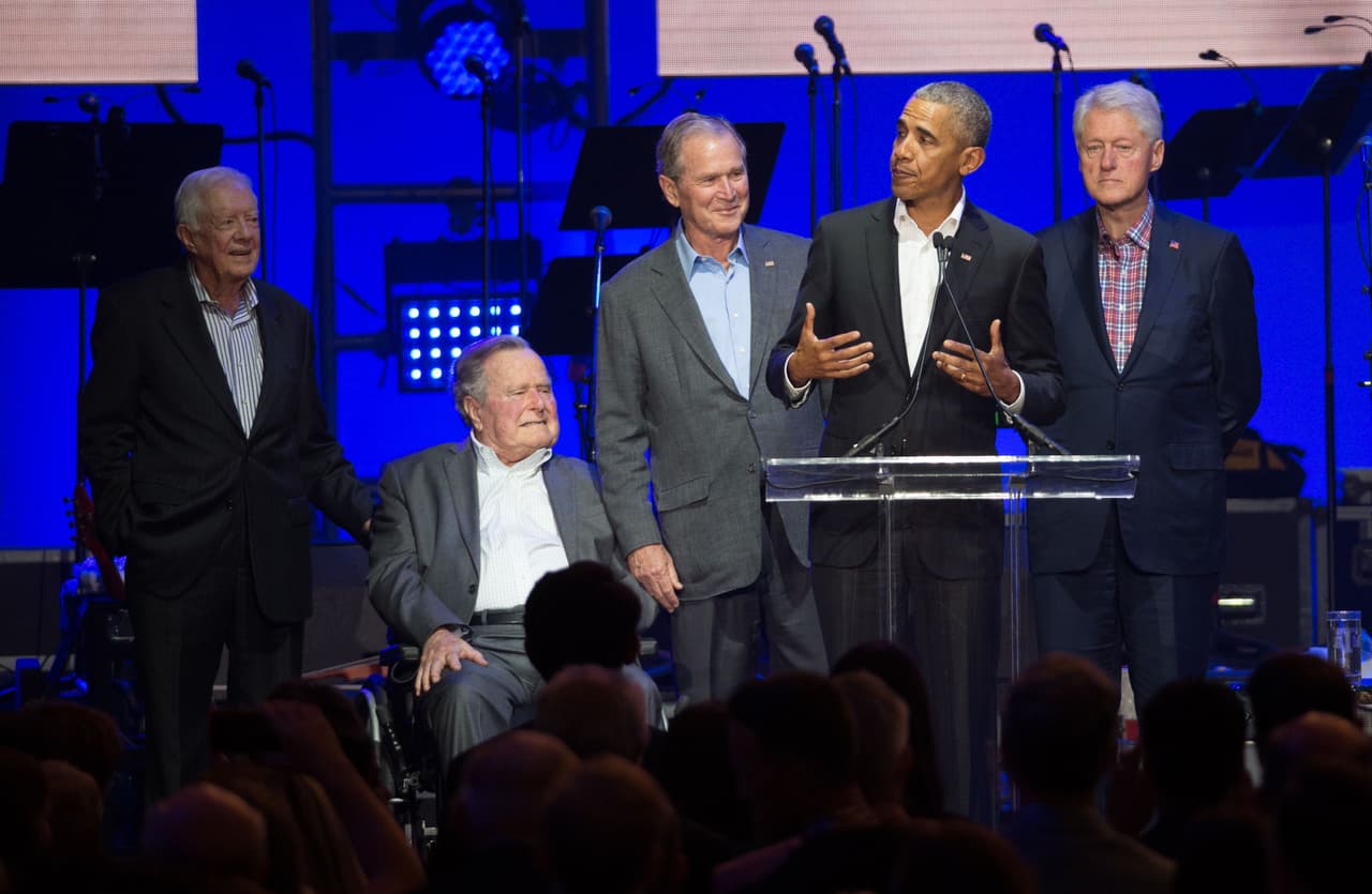 TOPSHOT - (L-R) Former US Presidents, Jimmy Carter, George H. W. Bush, George W. Bush, Barack Obama and Bill Clinton attend the Hurricane Relief concert in College Station, Texas, on October 21, 2017. / AFP PHOTO / JIM CHAPIN (Photo credit should read JIM CHAPIN/AFP/Getty Images)