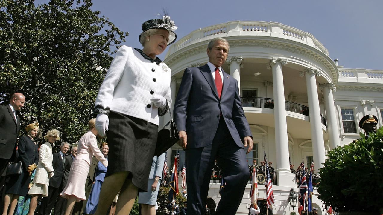 La reina Isabel II se reunió personalmente con 13 de los últimos 14 presidentes de EEUU, desde Harry Truman hasta Joe Biden. "Era una estadista de incomparable dignidad y constancia que profundizó la sólida alianza entre el Reino Unido y EEUU", aseguró el presidente Biden a través de un comunicado. La reina tuvo la oportunidad de pisar la Casa Blanca en seis ocasiones, la última fue en 2007 cuando visitó al presidente George W. Bush. 
<b>Lee aquí más información sobre <a href="https://www.univision.com/noticias/mundo/en-vivo-reina-isabel-ii-de-reino-unido-ultima-hora-estado-de-salud-8-septiembre-hoy " target="_blank">la muerte de la reina Isabel II</a>. </b>