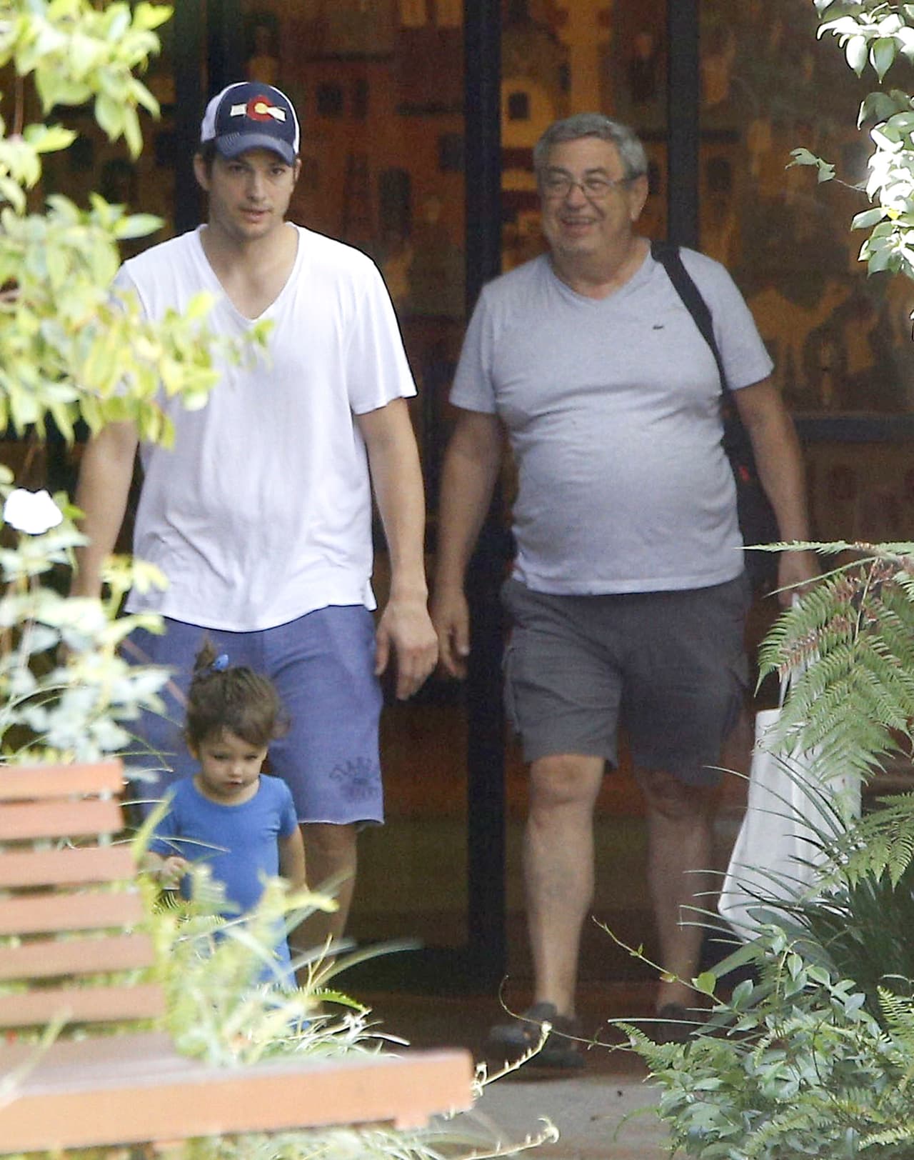 El señor tenía cara de bromista, pero Ashton no estaba muy risueño que digamos.