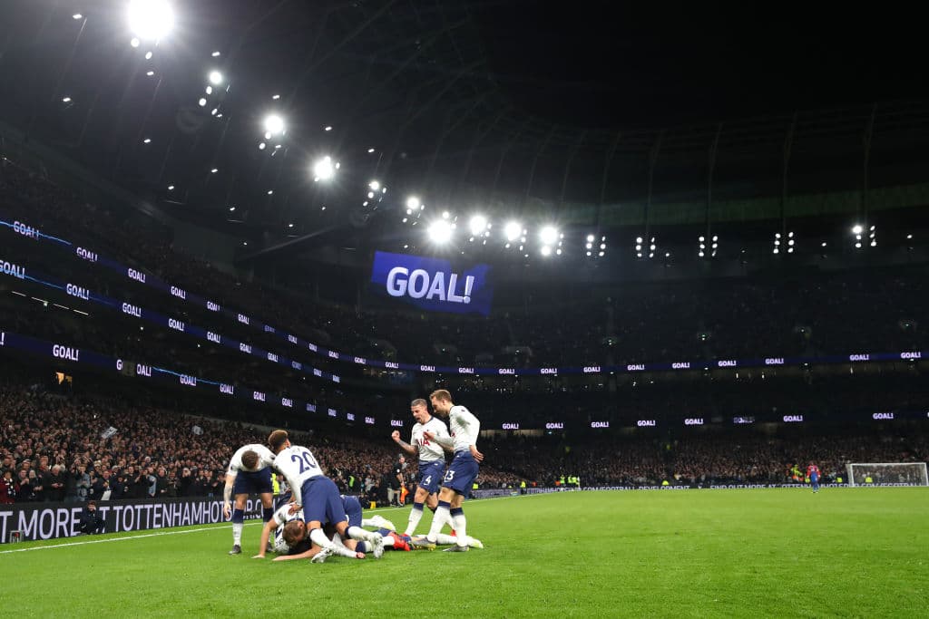El extremo surcoreano Son Heung-min anotó el primer gol en un partido de primera división en el estadio y el volante danés Christian Eriksen anotó el segundo tanto. La apertura se pospuso siete veces, un retraso de casi ocho meses que derivó en que 14 de los 19 partidos de local del club en la campaña se mudaran a Wembley, la casa de la selección de Inglaterra.