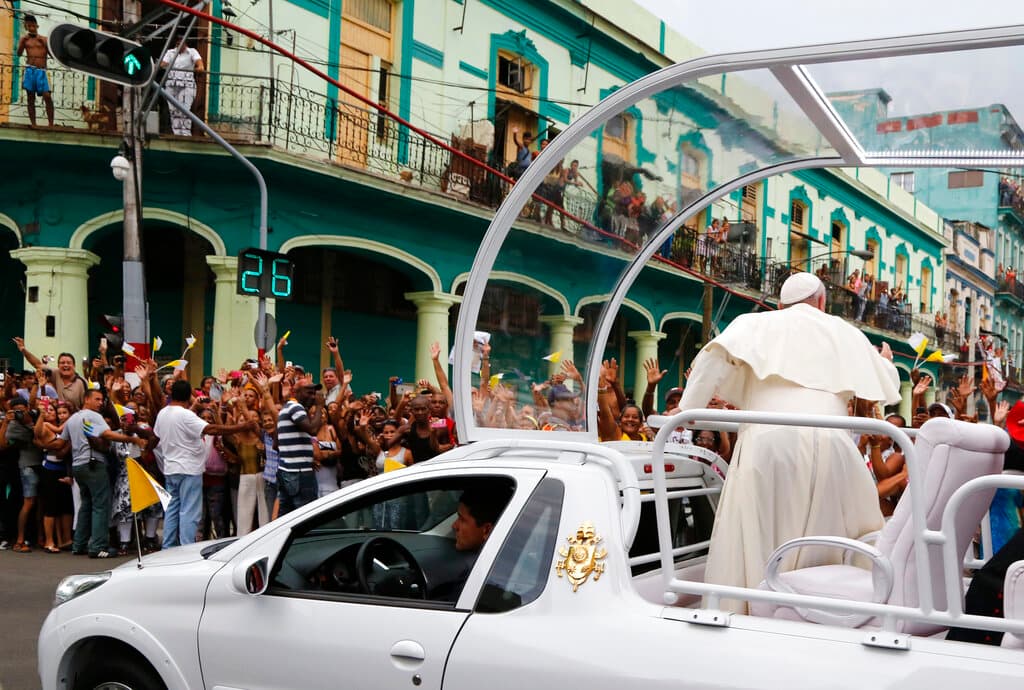 El papa Francisco saludando desde su papamóvil mientras es llevado a la Catedral de San Cristóbal, en La Habana, el 20 de septiembre de 2015.