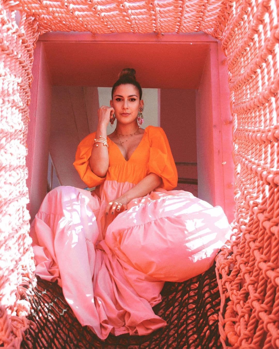 La comunicadora venezolana también es amante de la moda y, en los últimos meses, la hemos visto modelar espectaculares looks en sus redes sociales.