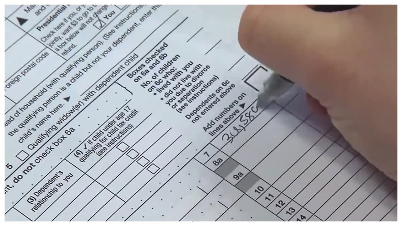 Inmigrantes con número ITIN dudan declarar impuestos por miedo a ser rastreados por ICE