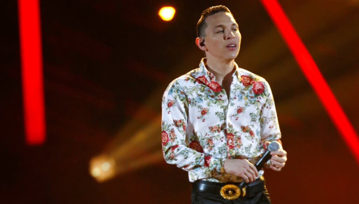 El cantante mexicano
<b> Javier Rosas</b> 
<b>canceló</b> sus presentaciones en 
<b>Washington</b> y 
<b>Minnesota</b> debido a 
<b>la revocación de su visa</b>. El artista, conocido por
<b><a href="https://www.univision.com/noticias/narcotrafico/grupo-fugitivocomo-la-afinidad-del-narco-por-la-musica-regional-mexicana-ha-cobrado-una-sangrienta-factura-a-algunos-de-sus-exponentes" target="_blank">interpretar narcocorridos</a></b> junto a 
<b>su banda Artillería Pesada</b>, tenía previsto presentarse este 1 de junio en Toppenish, Washington, y en Minnesota, el proximo 6 de junio.