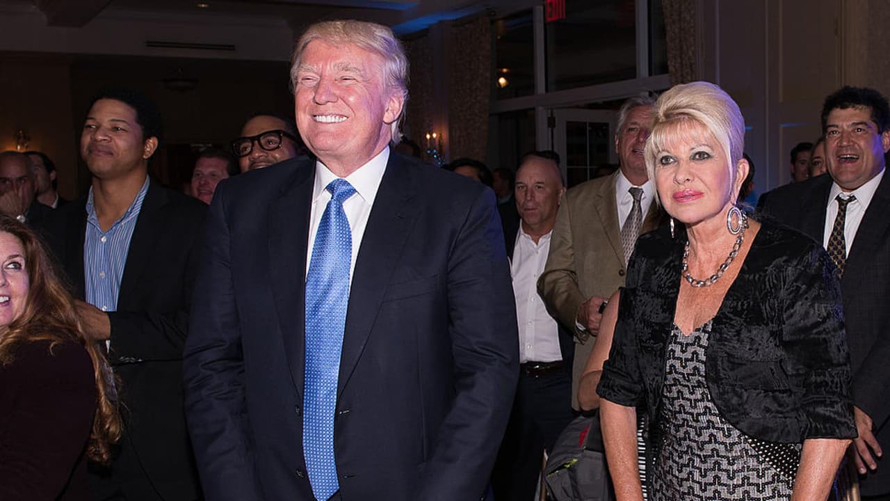 <b>Mira también: </b>Este jueves 14 de julio falleció Ivana Trump en su vivienda en Nueva York. El expresidente Trump le dedicó un mensaje asegurando que "fue una mujer hermosa e increíble" y que "su orgullo y su alegría eran sus tres hijos Donald, Ivanka y Eric". 
<b>Lee aquí mas información sobre <a href="https://www.univision.com/noticias/politica/ivana-trump-muerte-donald-trump" target="_blank">la muerte de Ivana Trump, primera esposa del expresidente Donald Trump</a></b>.