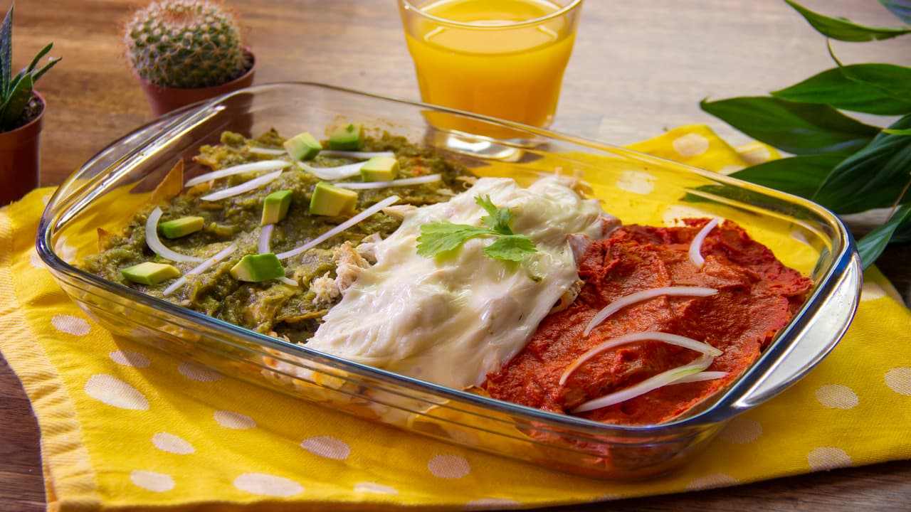 Chilaquiles tricolor: tres salsas y sabor mexicano (bajos en grasa)