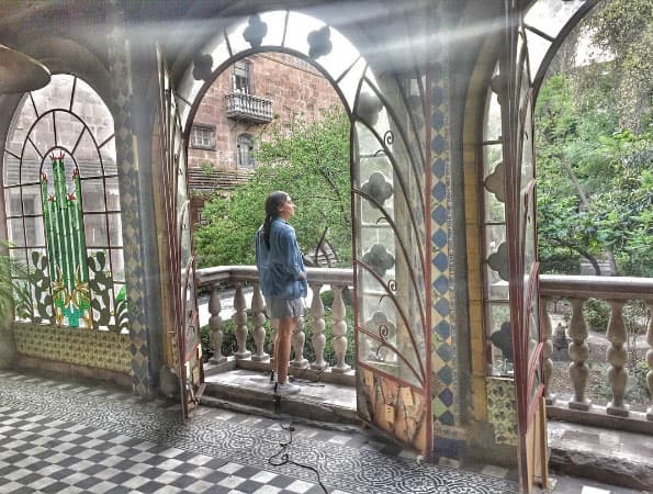 Ana Brenda visitó a Iván en las locaciones de "Yago", este vitral es uno de los sets que forman parte de la guarida de 'Omar'.