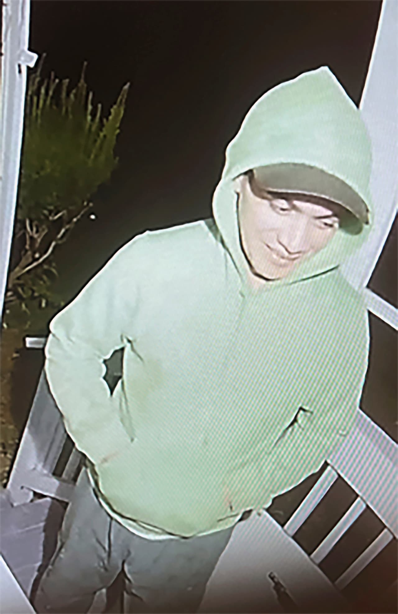 También aprovechó ese tiempo para 
<b><a href="https://www.univision.com/noticias/estados-unidos/danilo-cavalcante-nueva-apariencia-busqueda" target="_blank">cambiar su apariencia</a></b>: se afeitó y consiguió una sudadera y una gorra de béisbol, según las imágenes que la policía mostró el domingo 10 de septiembre.