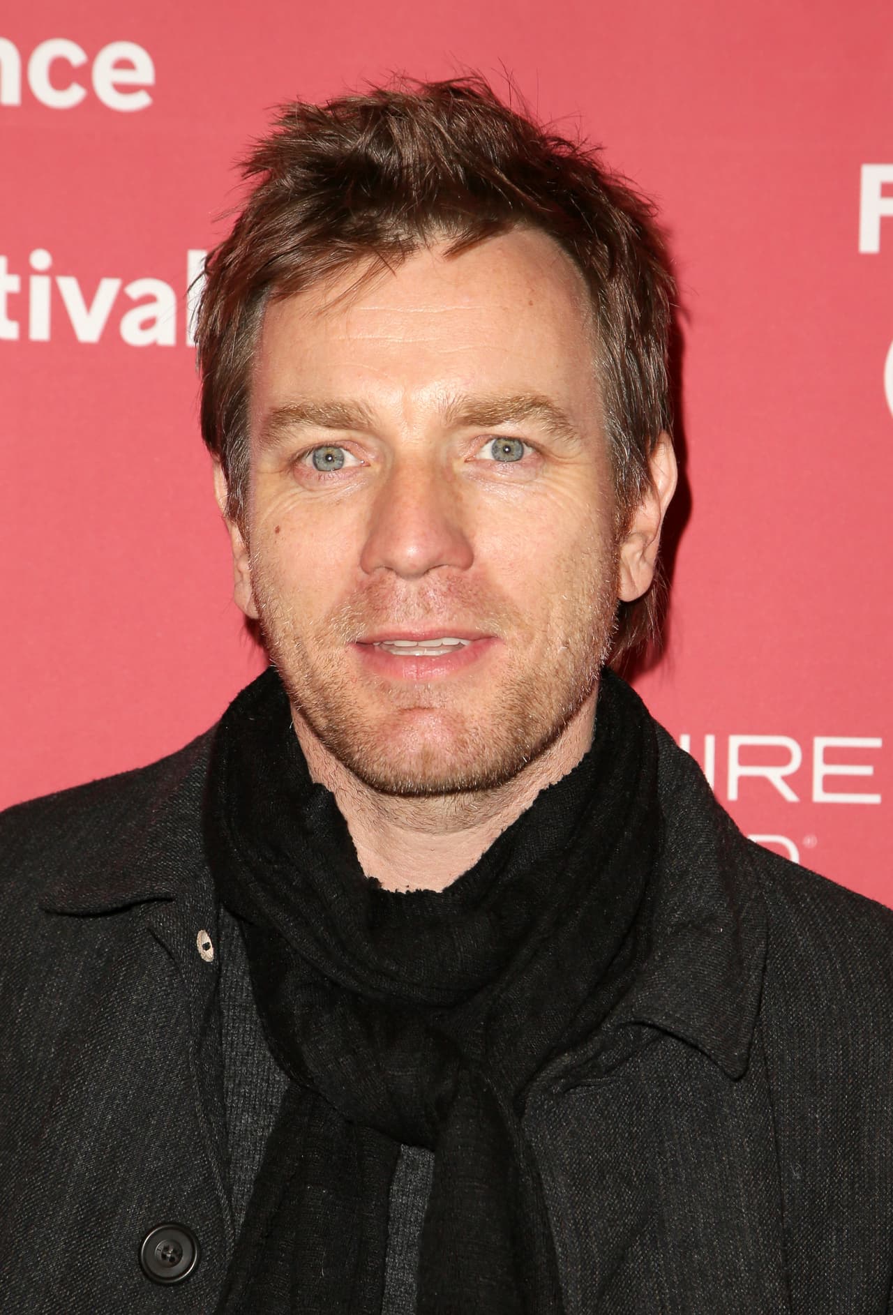 Ewan McGregor en El gran pez En la cinta podemos ver la historia de un padre y como a cada experiencia le agrega algo de fantasía, a la par que su hijo trata de descifrar el misterio de quién es en realidad su padre, pues cree que lo que cuenta es mentira.