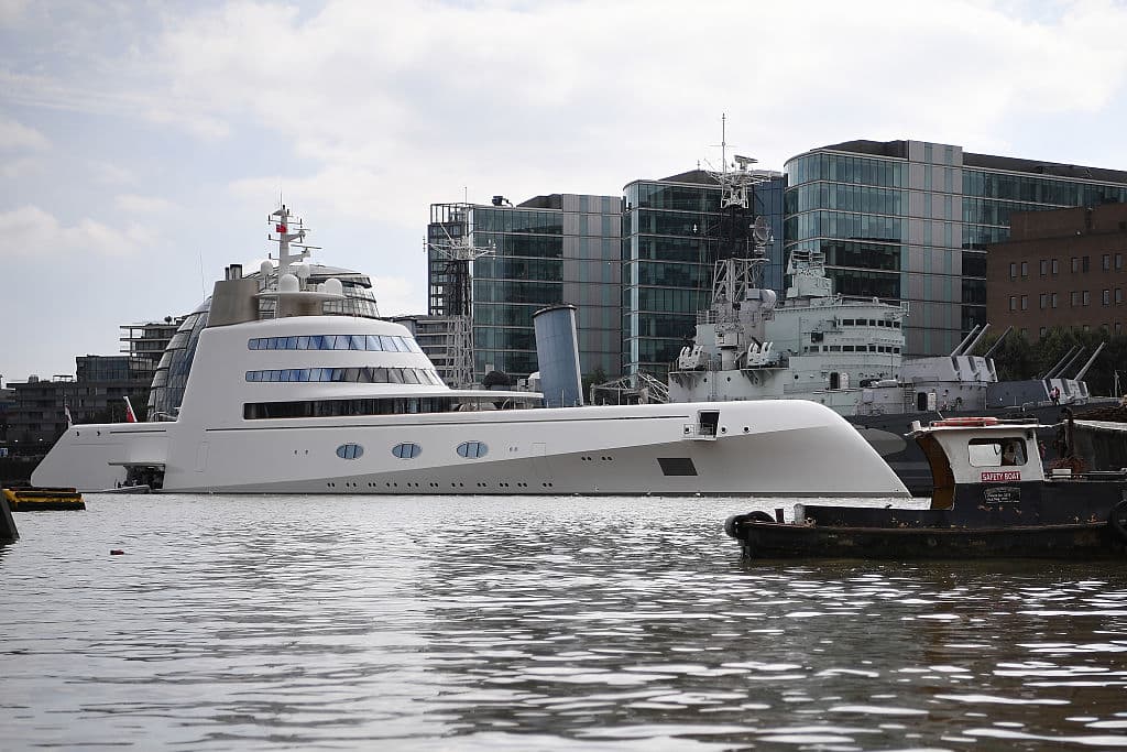 Uno de los dos barcos del multimillonario ruso Andrey Melnichenko, valorado en 250 millones de dólares, aparece amarrado junto al HMS Belfast en el río Támesis, en Londres, Inglaterra. Melnichenko, que hizo su fortuna con la energía del carbón y la producción de fertilizantes, ha pedido que cesen los ataques en Ucrania. Melnichenko ha sido sancionado por la Unión Europea.
<br>