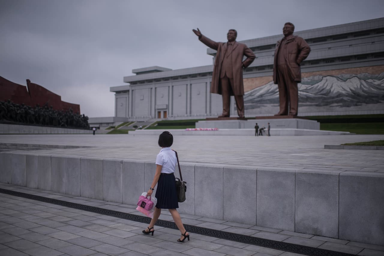 La devoción por los líderes del gobierno es tal que están estipuladas las maneras como deben ser retratadas esas enormes estatuas de bronce que los homenajean. Si vas a tomar una foto
<b> <a href="http://www.dailymail.co.uk/news/article-3487178/Photographer-Took-Smuggled-North-Korea-Illegal-Photos-Kim-Doesn-t-Want-See.html">no puedes cortar ninguna parte de su cuerpo, debe salir la figura completa</a></b>, si no serán consideradas ilegales. Si recibes un papel que contenga propaganda con la imagen de Kim Jong Un no puedes doblarlo, ni tirarlo a la basura y mucho menos usarlo para envolver cosas. Cuando los turistas llegan a la estatua deben formarse en un línea y debes poner tus brazos a los lados, no pueden estar en los bolsillos o atrás.
<br>