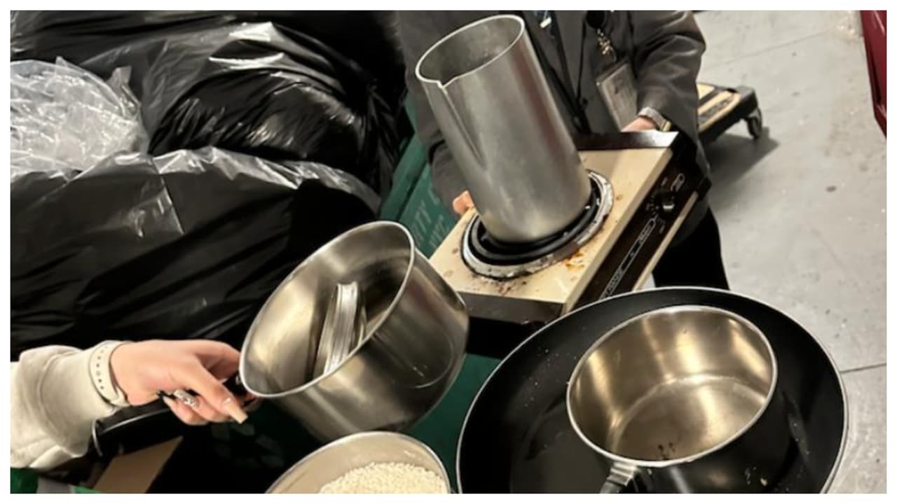 Otra preocupación, indica Rodríguez, es que algunos
<b> inisisten en cocinar en las habitaciones, algo que viola la ley de incendios y pone en peligro la seguridad de todos. </b>