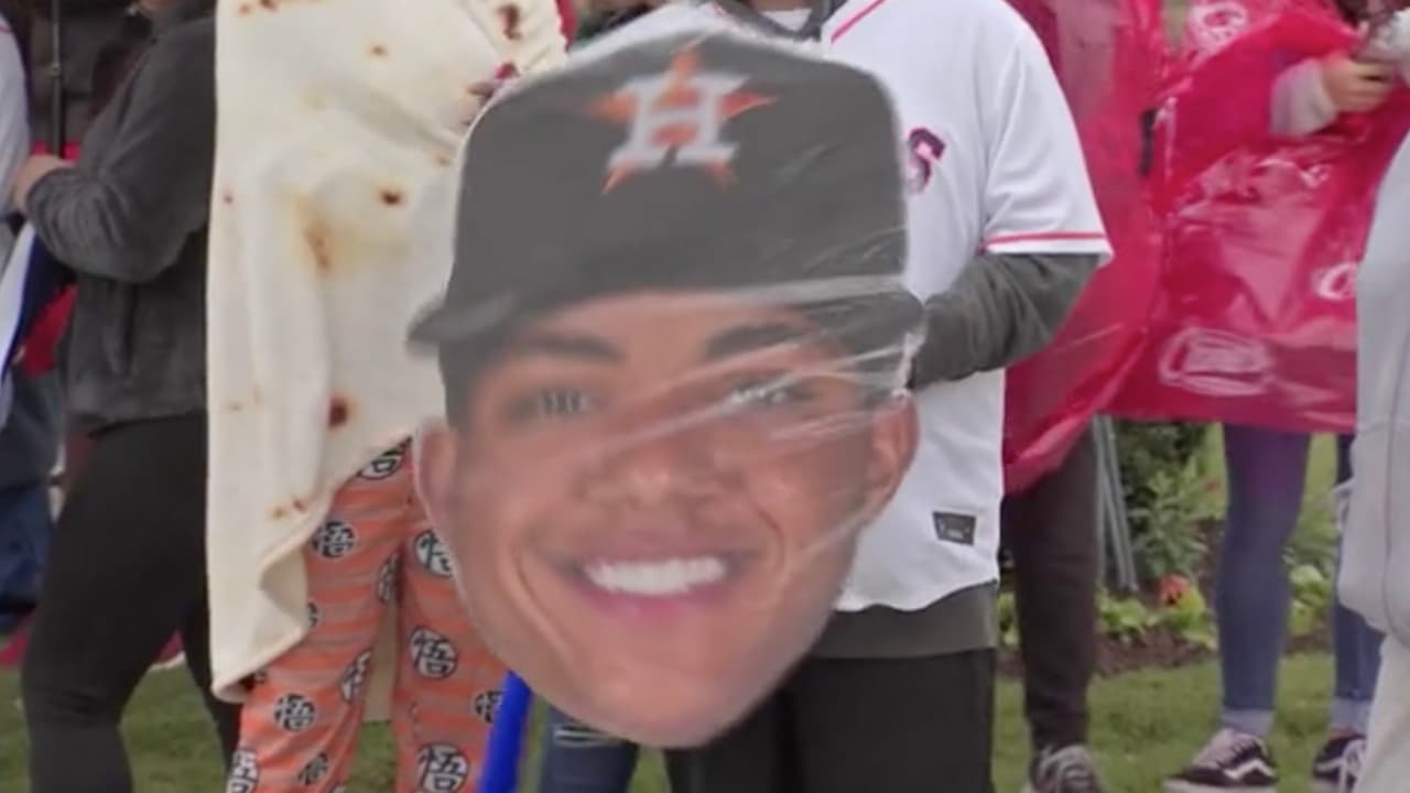 El estacionamiento estaba lleno de fanáticos y hubo quienes durmieron en sus autos desde la noche anterior.