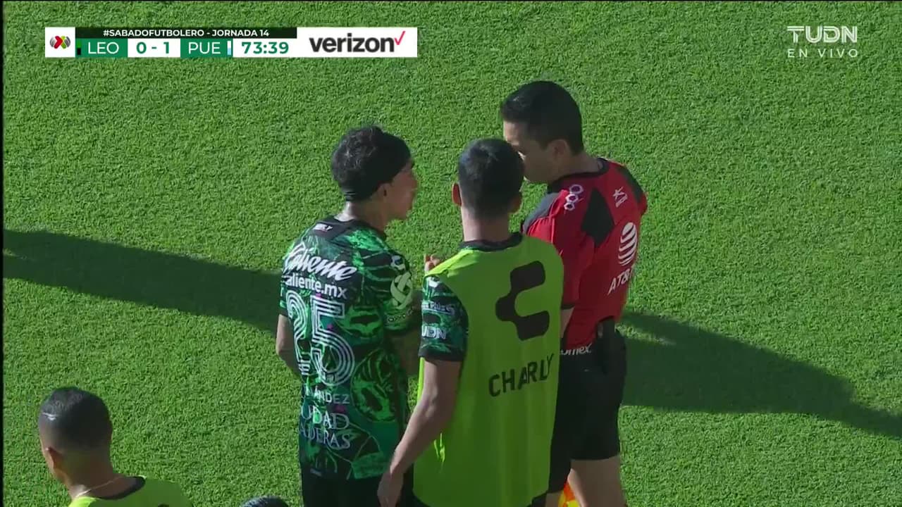 ¡Expulsión! El árbitro saca la roja directa a Omar Fernández.