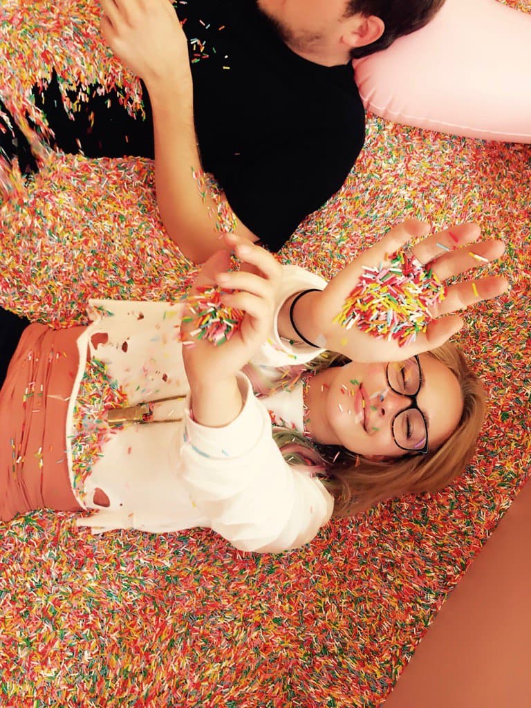 Los oficiales agregaron que la protagonista de 'Nashville' tenía la "cara roja e hinchada" y "un rasguño e hinchazón en la mano izquierda", que podría haber sido provocado por algún tirón con el reloj del supuesto agresor.