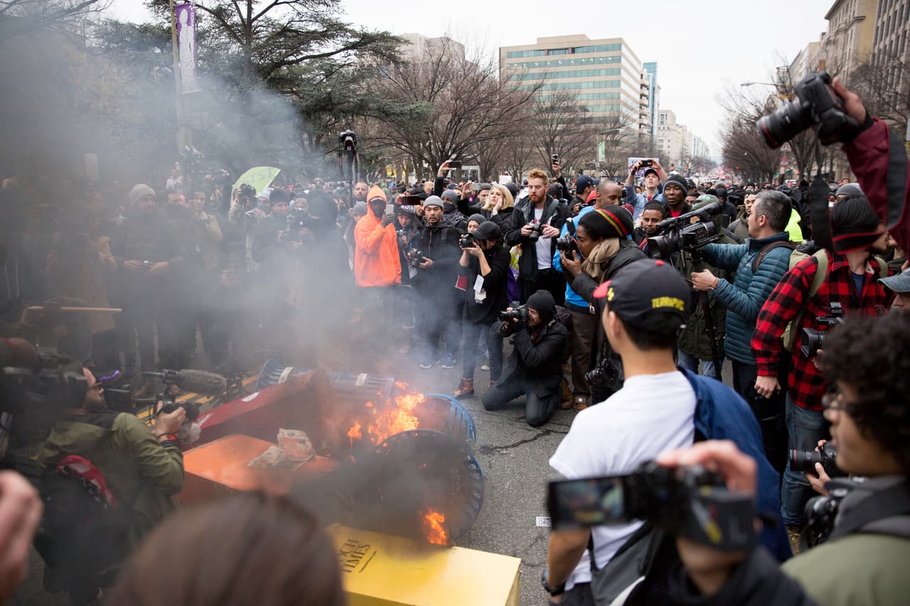En algunas zonas de Washington DC las calles fueron bloqueadas por quienes protestaban con cauchos quemados y, en otros casos, por las cajas metálicas de periódico que con frecuencia se encuentran en las calles.