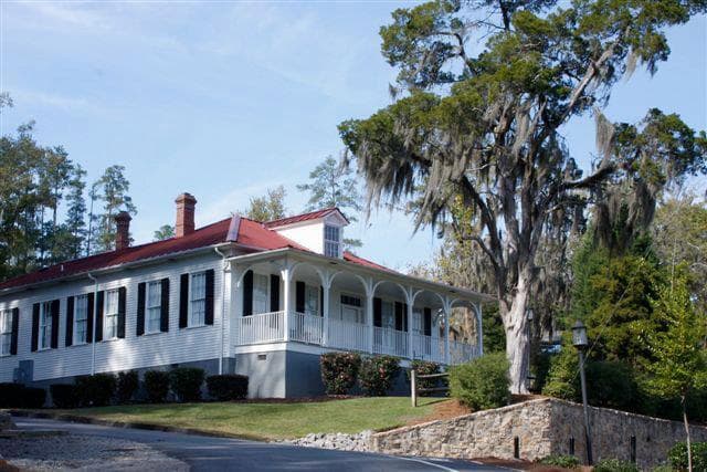 <b>SAVANNAH RAPIDS VISITOR CENTER</b>. Centro de información regional que ofrece datos sobre el condado de Columbia y Georgia. Descubre millas de agua, vida silvestre y senderos para caminar a solo unos pasos de una ciudad moderna. Toma un paseo en canoa, kayak o bicicleta a lo largo del Área del Patrimonio Nacional del Canal de Augusta. Punto de acceso al río Savannah.