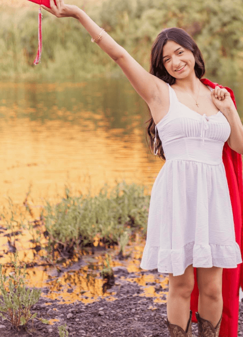 "Isabella se graduó el día de ayer 14 de mayo
<b> de Agua Fría High School</b>, y va a ir a GCU a estudiar pre-dentistry con full scholarship".