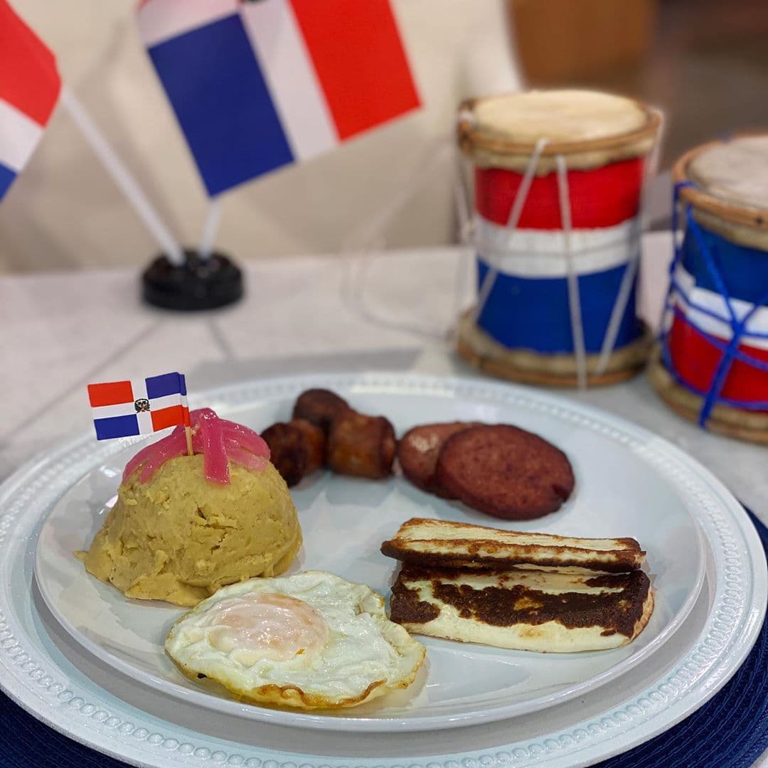 Y como no hay celebración sin comida, Yisus se encargó de estos manjares dominicanos.