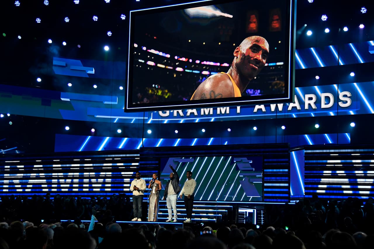 La trágica 
<b><a href="https://www.univision.com/deportes/mas-deportes/a-detalle-como-fue-el-accidente-que-origino-la-muerte-de-kobe-bryant">muerte del retirado jugador estrella de la NBA, Kobe Bryant</a></b>, ocurrida en la mañana de este domingo, 26 de enero, en California, vistió de tristeza la entrega 62 de los premios GRAMMY.