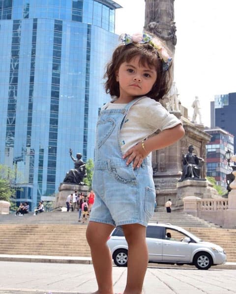 Sólo basta con ver las poses de la pequeña para confirmar que el talento corre por sus venas.