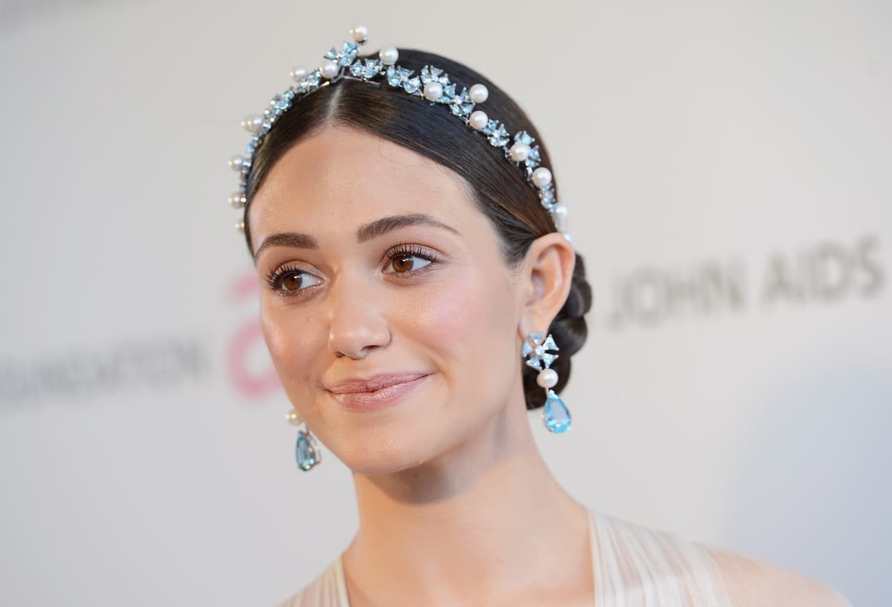 <a href="http://www.univision.com/estilo-de-vida/trending/quedan-todos-cordialmente-invitados-a-leer-esta-nota-lo-que-se-sabe-de-los-xv-anos-de-rubi">En el video viral </a>donde invitaba a la fiesta a todo el mundo (casi literalmente), Rubí lucía una tiara plateada y un elegante recogido. Esta combinación de aretes que lleva la actriz Emmy Rossum seguro que le gustaría.