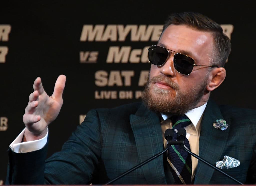 Los pequeños detalles en sus atuendos y demás son algo que no falta en McGregor, lo que le suma a su estilo.