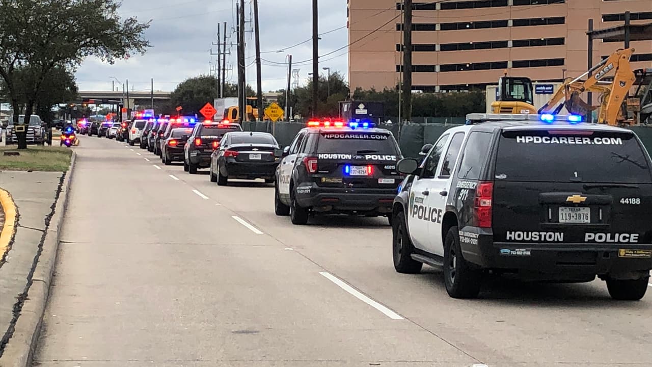 "Combatió el covid-19 con gran vigor y coraje" escribió Acevedo en un mensaje en Twitter cuando anunció el fallecimiento del oficial.