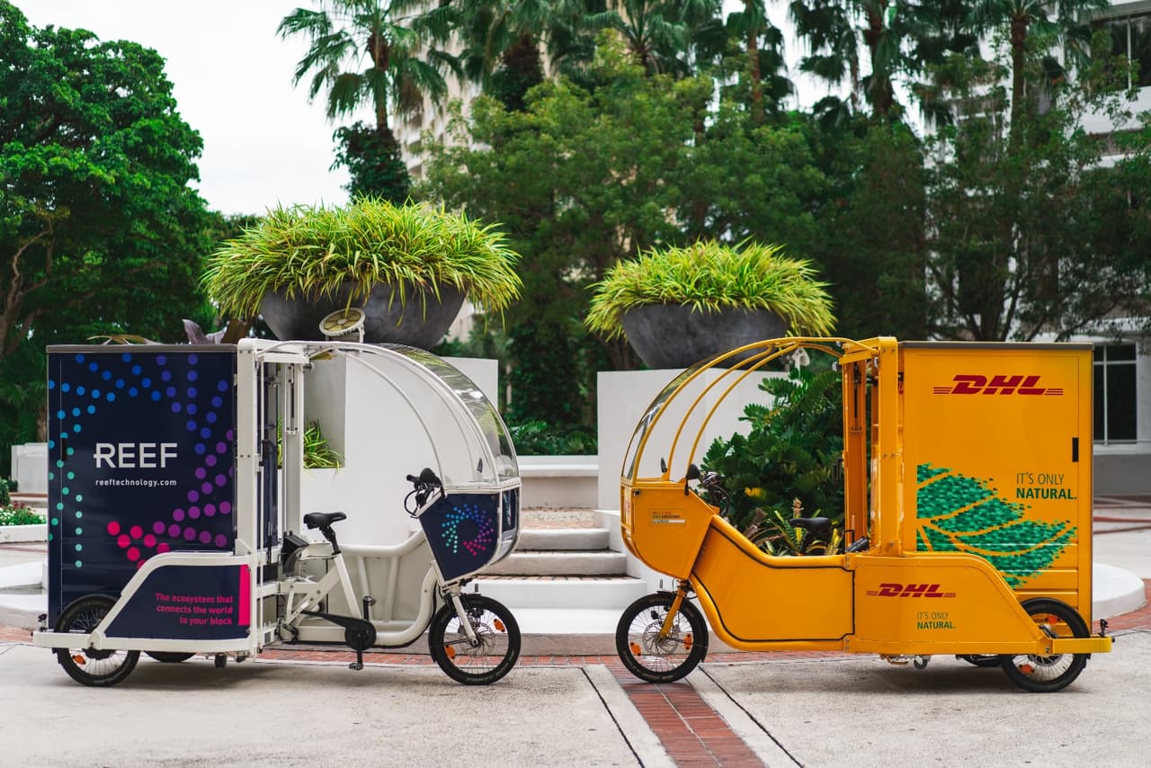 <b>REEF Technology </b>empezó reservando aparcamientos para los partidos de baloncesto de los Miami Heat. Desde entonces ha comprado aparcamientos infrautilizados en todo el país y ahora emplea a 10,000 personas en Estados Unidos, de las cuales 3,000 están en Miami. Los espacios se convierten en centros logísticos de barrio para cocinas y otras mercancías, utilizando bicicletas eléctricas de carga. Un plan piloto utiliza robots para hacer las entregas. "Covid ha demostrado que se puede mantener una fuerza de trabajo remota y tener éxito", dice el cofundador de REEF, Philippe Saint-Juste. "La gente quiere vivir en una ciudad habitable y Miami es un modelo de lo que puede ser", añade.