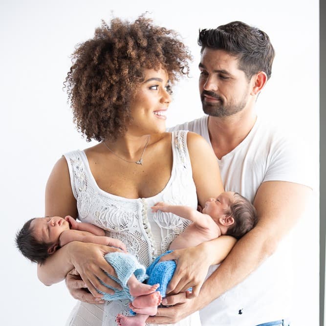 Además, Ferdinando y Brenda compartieron en la cuenta de Instagram de sus mellizos, otra imagen para enviarle cariño al pequeño miembro de la familia que aún no está con ellos.