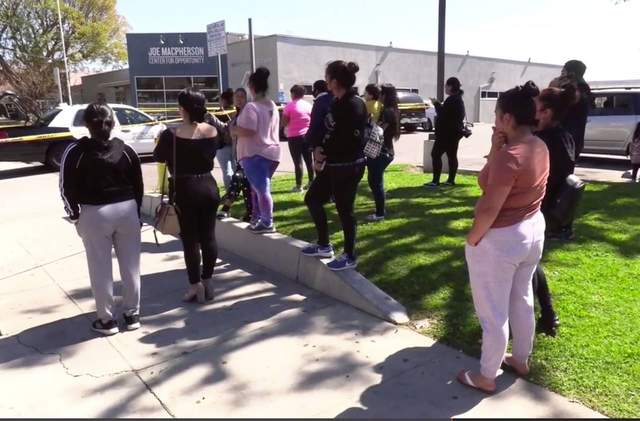 Familiares de los estudiantes estaban angustiados esperando a las afueras de las escuelas.