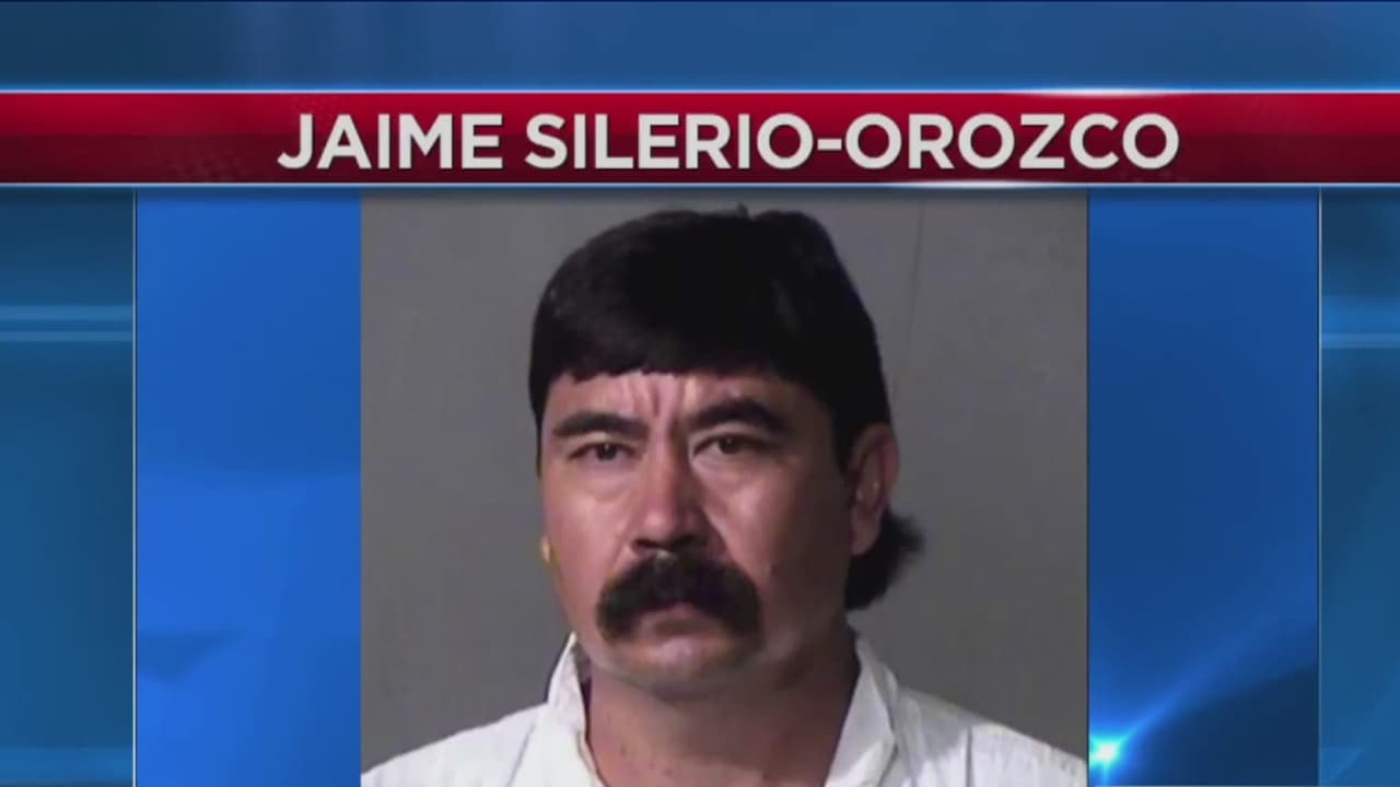 Arrestan a un hombre hispano por presuntamente asesinar a su esposa a puñaladas
