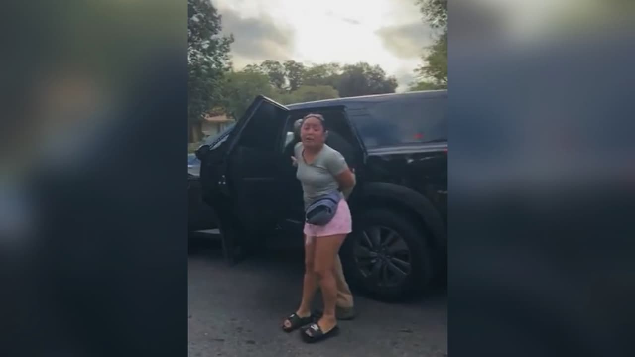 Autoridades migratorias detienen a dos madres en Texas tras dejar a sus hijos en la escuela; testigo relata los hechos