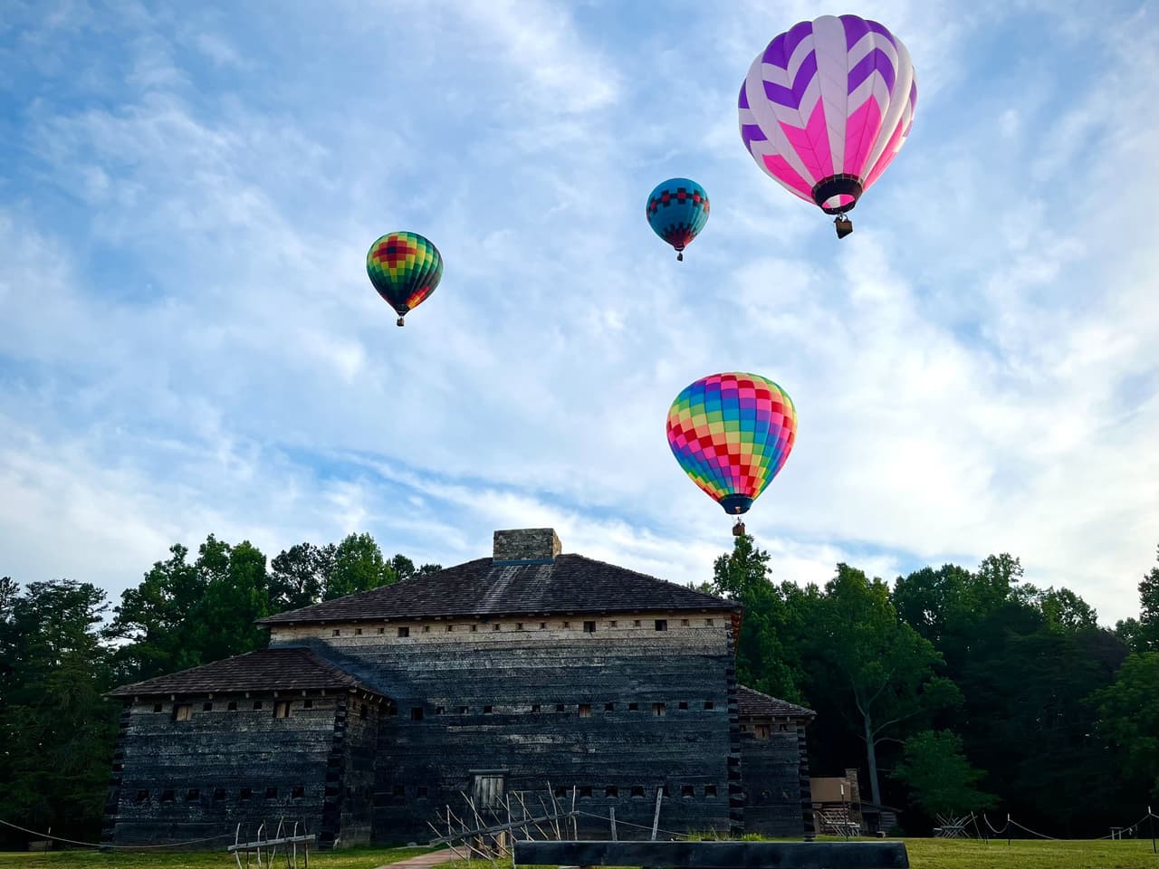 <b><a href="http://www.carolinaballoonfest.com/">Carolina BalloonFest (14 al 16 de octubre)</a></b>. Trae una silla de jardín o una manta y relájate en el aire otoñal mientras observas más de 50 coloridos globos aerostáticos volar dos veces al día. Sin embargo, ahí no es donde termina la diversión. Además de ver los globos, los valientes asistentes al festival también pueden reservar un paseo en uno.