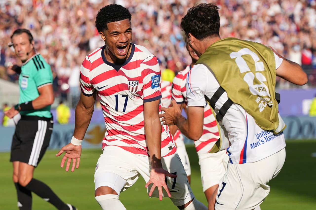 Malik Tillman (17), de Estados Unidos, celebra con Giovanni Reyna (7), también de Estados Unidos, tras marcar un gol de tiro libre durante el partido de dieciseisavos de final de la Copa del Mundo entre Estados Unidos y Bosnia en Santa Clara, California, cerca de San Francisco, el miércoles 1 de julio de 2026.
