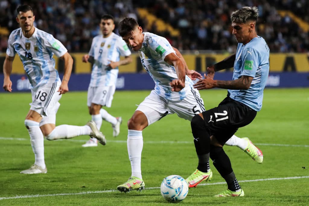 Con la ayuda de Paulo Dybala, Ángel Di María anota el único tanto del encuentro y le da la victoria 0-1 a Argentina sobre Uruguay.