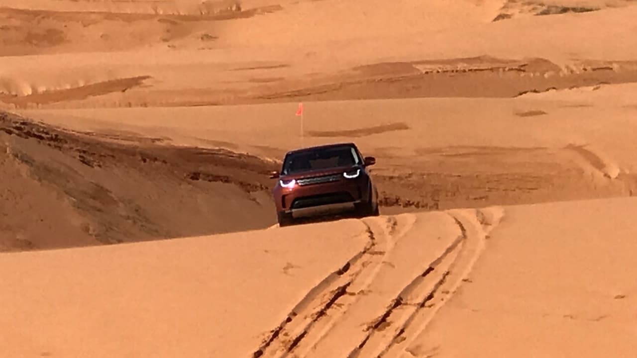 Las dunas de arena del Parque Nacional Coral Pink Sand Dunes en Utah fue uno de los escenarios más retadoramente difíciles que enfrentamos en el manejo de prueba de la Land Rover Discovery 2017.