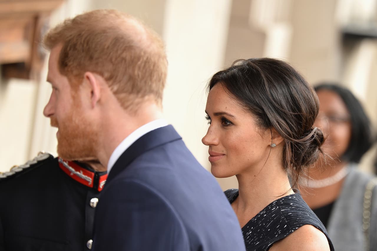 Pese a que están en la antesala de su boda, en los pasados días Meghan y Harry han participado en eventos que reconocen la lucha de las mujeres y el racismo en este país, causas que delatan algo de combatividad y que se alejan de ese camino más seguro que suele seguir la realeza.