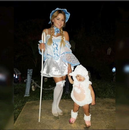 Este año ambas lucieron espectaculares de pastora sexy y ovejita.