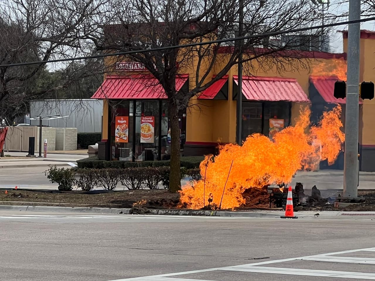 El gas se encendió causando que las llamas salieran disparadas cerca del restaurante Popeye's.
<br>