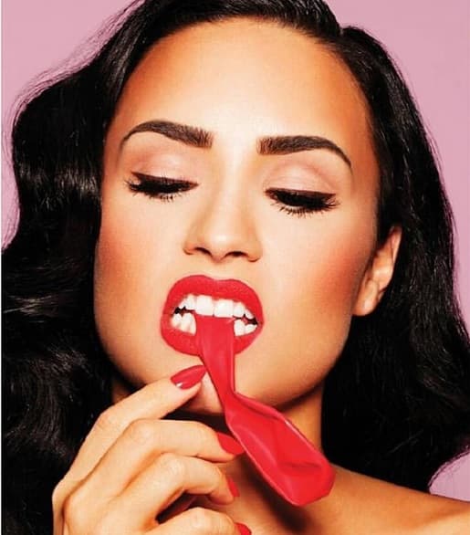 Demi sería la segunda famosa en usar el vestuario, ya que Jennifer Lopez también vistió el diseño, para la cinta donde dio vida a la 'Reina del Tex-Mex'.